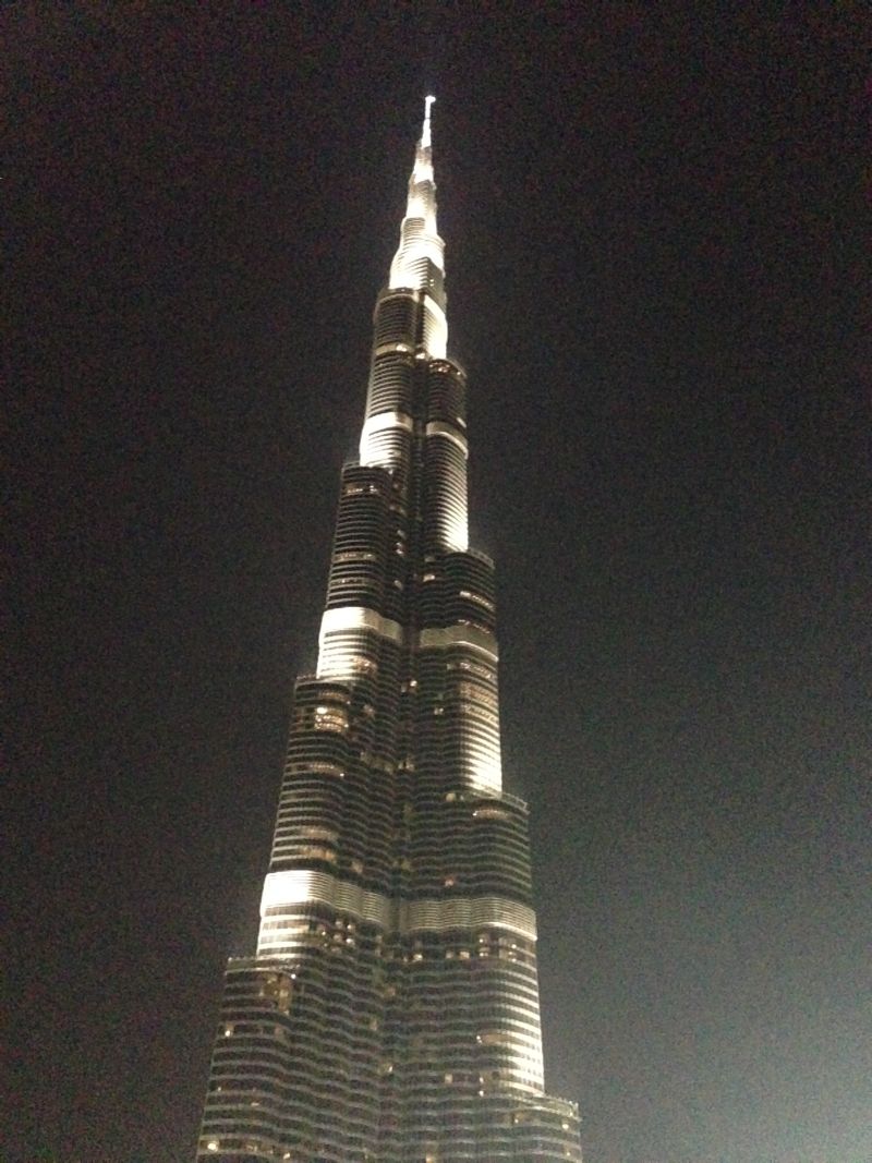 Burj Khalifa, la torre più alta del mondo , circa 850 metri.