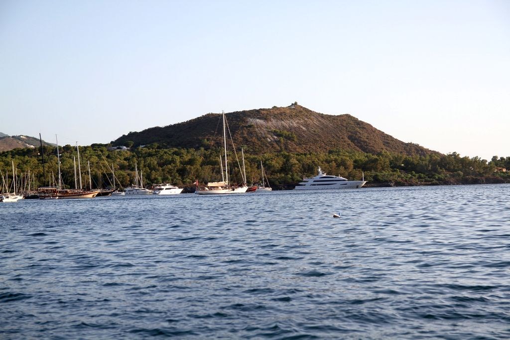 1_barche-nel-porto-a-vulcano-img_0117