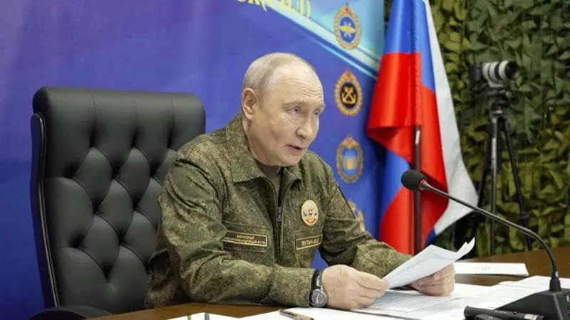 Guerra Ucraina – Russia. Trump sospende nuove sanzioni a Mosca. Cremlino esulta: “Momento storico”